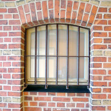 Keine schöne Aussicht: Rundbogenfenster, so der Fachausdruck für  Schwedische Gardinen . © 2006 bbl-mv