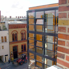 Blick auf den Neubau, der die beiden alten Gebäude miteinander verbindet. © 2006 bbl-mv