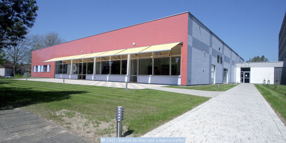 Blick auf das Wirtschaftsgebäude mit einer schönen Terrasse davor. Hier befinden sich neben dem Speisesaal auch Lehrwerkstätten. © 2007 Betrieb für Bau und Liegenschaften Mecklenburg-Vorpommern