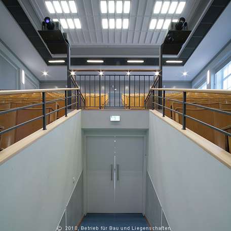 Größter Hörsaal am Klinikum der Universität Rostock: 332 Stühle auf 325 m² Fläche in 2.800 m³ Rauminhalt. © 2010 Betrieb für Bau und Liegenschaften Mecklenburg-Vorpommern