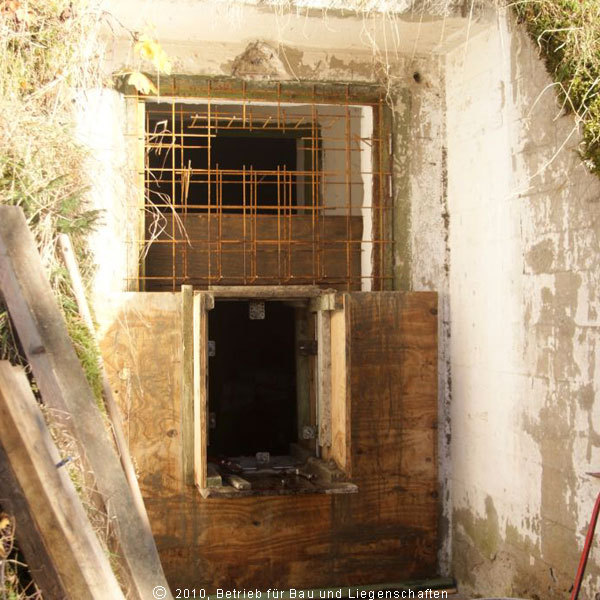 Schließen der vorhandenen Bunkertüren durch dicke Betonwände © 2010 BBL M-V