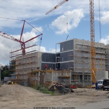 Der 6. Bettenturm entsteht als Modulbau aus vorgefertigten Raumelementen. © 2010 Betrieb für Bau und Liegenschaften Mecklenburg-Vorpommern