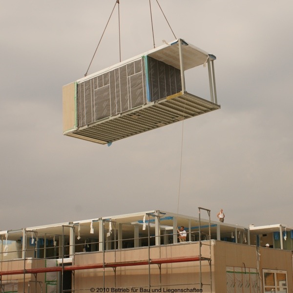 Ein Modul schwebt in der Luft © 2010 Betrieb für Bau und Liegenschaften Mecklenburg-Vorpommern