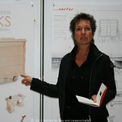 Frau Prof. Annette Leyener, die Kuratorin und Initiatorin der Ausstellung, führte durch die Ausstellung und beantwortete die Fragen der Gäste. © 2011 Betrieb für Bau und Liegenschaften Mecklenburg-Vorpommern