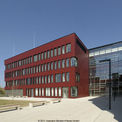 Der Rotton der Fassade gibt dem Gebäude einen modernen Charakter. © 2011 Assmann Beraten+Planen GmbH Dortmund