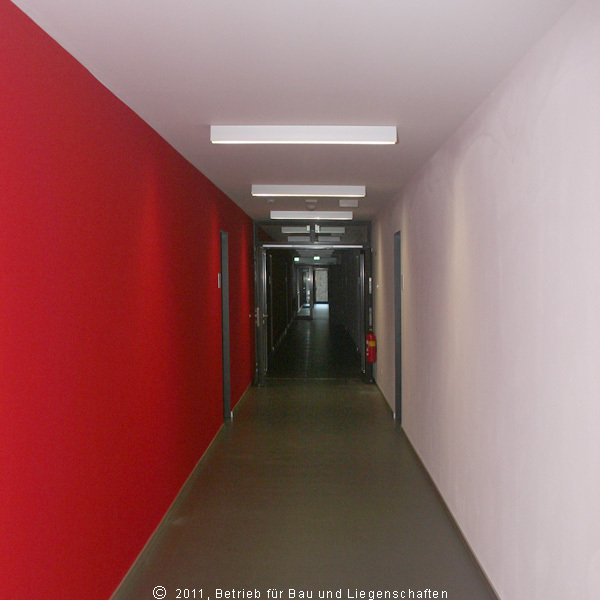 Farbenfroh gestalteter Flur, der rote Farbton der Fassade findet sich auch im Gebäude wieder © 2011 Betrieb für Bau und Liegenschaften Mecklenburg-Vorpommern