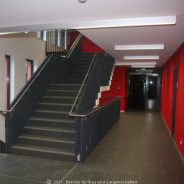 Blick in eins der beiden Treppenhäuser, die auch als Kommunikationsbereiche mit Aufenthaltsqualität dienen © 2011 Betrieb für Bau und Liegenschaften Mecklenburg-Vorpommern