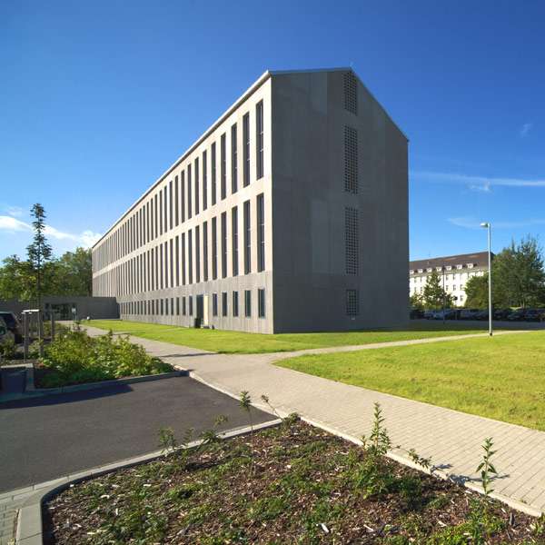 Blick aus süd-östlicher Richtung auf den 95m langen und 11,5m breiten Neubau. © 2011 Betrieb für Bau und Liegenschaften Mecklenburg-Vorpommern