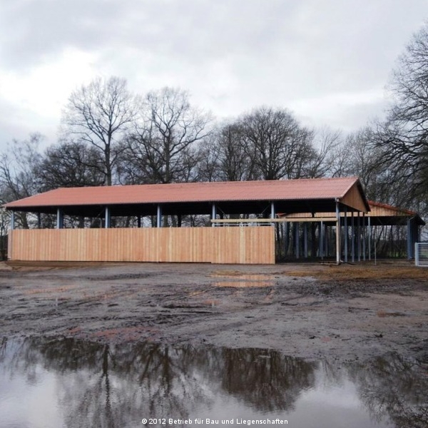 Zum Jahresende 2011 konnte der Neubau einer Lagerhalle an die Leiterin des Landgestüts Redefin übergeben werden. © Betrieb für Bau und Liegenschaften Zum Jahresende 2011 konnte der Neubau einer Lagerhalle an die Leiterin des Landgestüts Redefin übergeben werden. © Betrieb für Bau und Liegenschaften