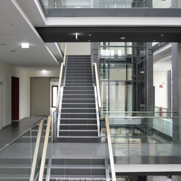 Treppenhaus mit Galerien und gläsernem Fahrstuhl © 2011 Betrieb für Bau und Liegenschaften Mecklenburg-Vorpommern