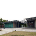 Die beiden Hörsaalgebäude mit ihren Fassaden aus patinierten Kupferblech. © 2012 Betrieb für Bau und Liegenschaften Mecklenburg-Vorpommern