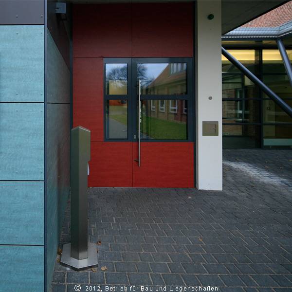 Kontrastreiche Farben an der Eingangssituation. © 2012 Betrieb für Bau und Liegenschaften Mecklenburg-Vorpommern