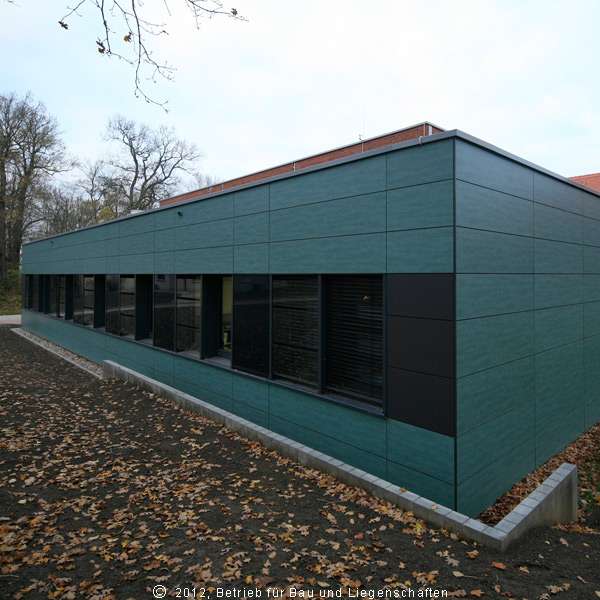 Das neue Laborgebäude ist mit einer patinierten Fassade versehen. Große Fenster sorgen für viel Licht in den Laboren. © 2012 Betrieb für Bau und Liegenschaften Mecklenburg-Vorpommern
