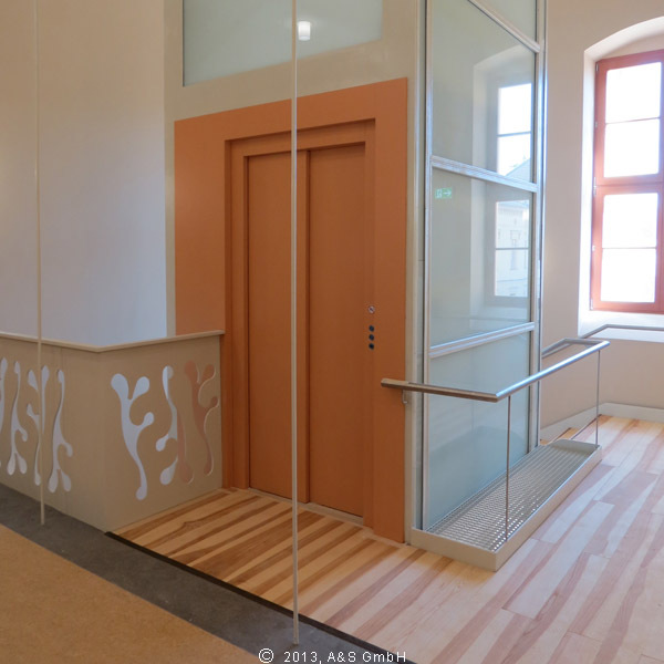 Mit dem Fahrstuhl kann das Obergeschoss barrierefrei erreicht werden. © 2013 A   S GmbH Neubrandenburg