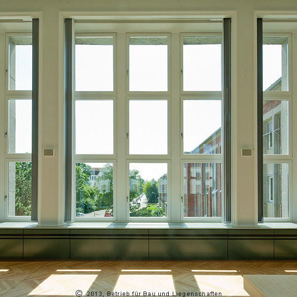 Große Fenster lassen Licht und Wärme in den Großen Saal. Sonnenschutz und Klimatechnik sind mit der Sanierung in dem Saal installiert worden. © 2013 Betrieb für Bau und Liegenschaften Mecklenburg-Vorpommern