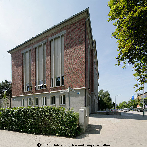 Blick auf die östliche Fassade des sanierten Justizgebäudes. © 2013 Christian Hoffmann (sbl-mv / Finanzministerium MV)