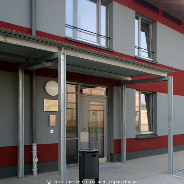 Eingang des Gebäudes © 2013 Betrieb für Bau und Liegenschaften Mecklenburg-Vorpommern