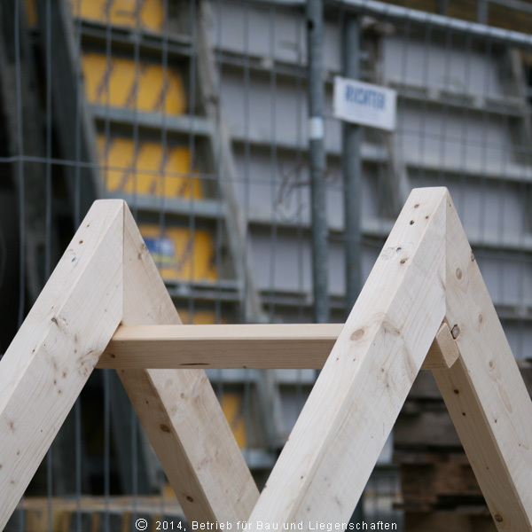 Der Dachbalken steht bereit: Auf dem Richtfest wird der Tradition folgend ein letzter Nagel eingetrieben. © 2014 Betrieb für Bau und Liegenschaften Mecklenburg-Vorpommern