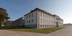Das Karreegebäude - Ansicht von Westen - im Hintergrund das Laborgebäude. © 2014 Betrieb für Bau und Liegenschaften Mecklenburg-Vorpommern
