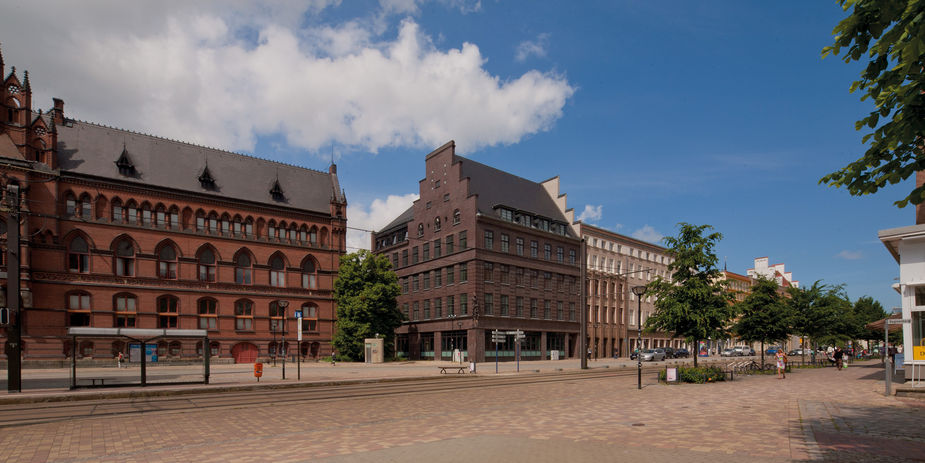 In der Wallstraße 2 in Rostock sind Teile des Finanzministeriums sowie das SBL Rostock untergebracht. Hier eine Ansicht aus der Steinstraße auf das Dienstgebäude, links ist das Ständehaus zu sehen, Sitz des Oberlandesgerichts Rostock. © 2014 Betrieb für Bau und Liegenschaften Mecklenburg-Vorpommern