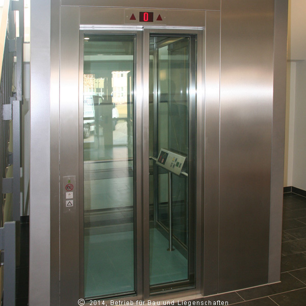 Mit dem Fahrstuhl ist das Obergeschoss barrierefrei zu erreichen. © 2014 Betrieb für Bau und Liegenschaften Mecklenburg-Vorpommern
