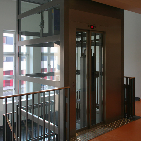 Blick auf den neu errichteten Fahrstuhl im Obergeschoss. © 2014 Betrieb für Bau und Liegenschaften Mecklenburg-Vorpommern