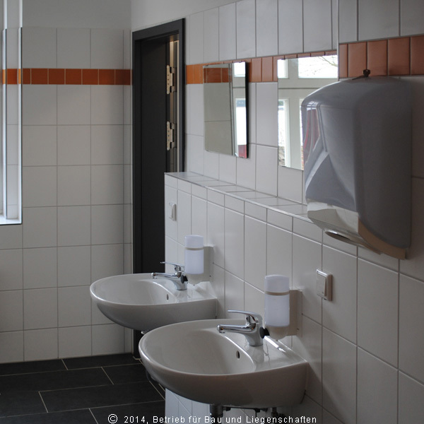 Blick in einen Sanitär-Vorraum. © 2014 Betrieb für Bau und Liegenschaften Mecklenburg-Vorpommern