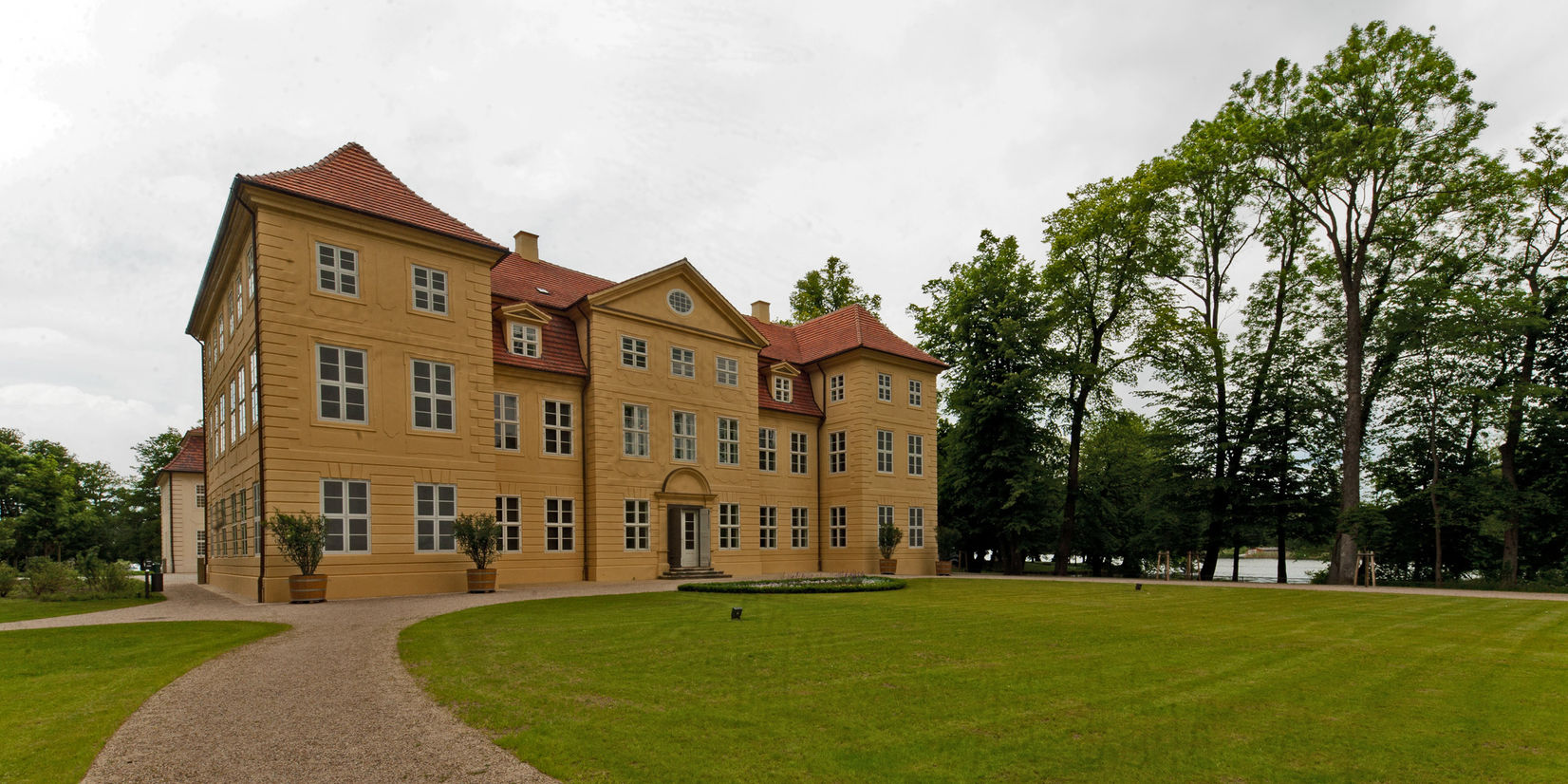 In die Wiederherstellung von Schloss und Schlosspark auf der Mirower Schlossinsel investierte das Land M-V mit Unterstützung der Europäischen Union 7,8 Mio. Euro. © 2017 Betrieb für Bau und Liegenschaften Mecklenburg-Vorpommern