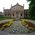 Im Schlossgarten werden die Blumenrabatten mit Wechselflor bestückt. Vor dem Marstallgebäude ist hier die Frühjahrsbepflanzung zu sehen. © 2014 Betrieb für Bau und Liegenschaften Mecklenburg-Vorpommern