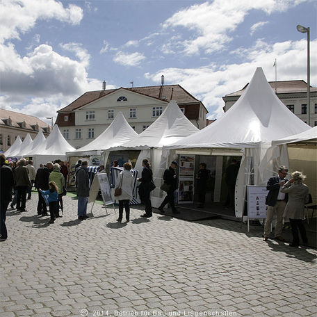 Der Pavillon des BBL M-V stand auf dem Marktplatz in Neustrelitz, unweit der NDR-Landesbühne. © 2014 Betrieb für Bau und Liegenschaften Mecklenburg-Vorpommern
