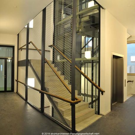 Blick in das Treppenhaus - die Barrierefreiheit wird mit dem Aufzug unterstützt. © 2014 struhkarchitekten Planungsgesellschaft mbH