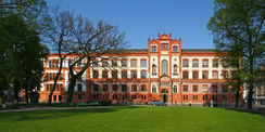 Blick auf das Hauptgebäude der Universität in Rostock.