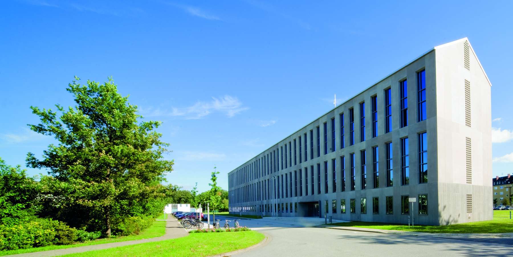 Der Neubau des Marineamtes mit Konferenzräumen und Aula in der Hansekaserne Rostock