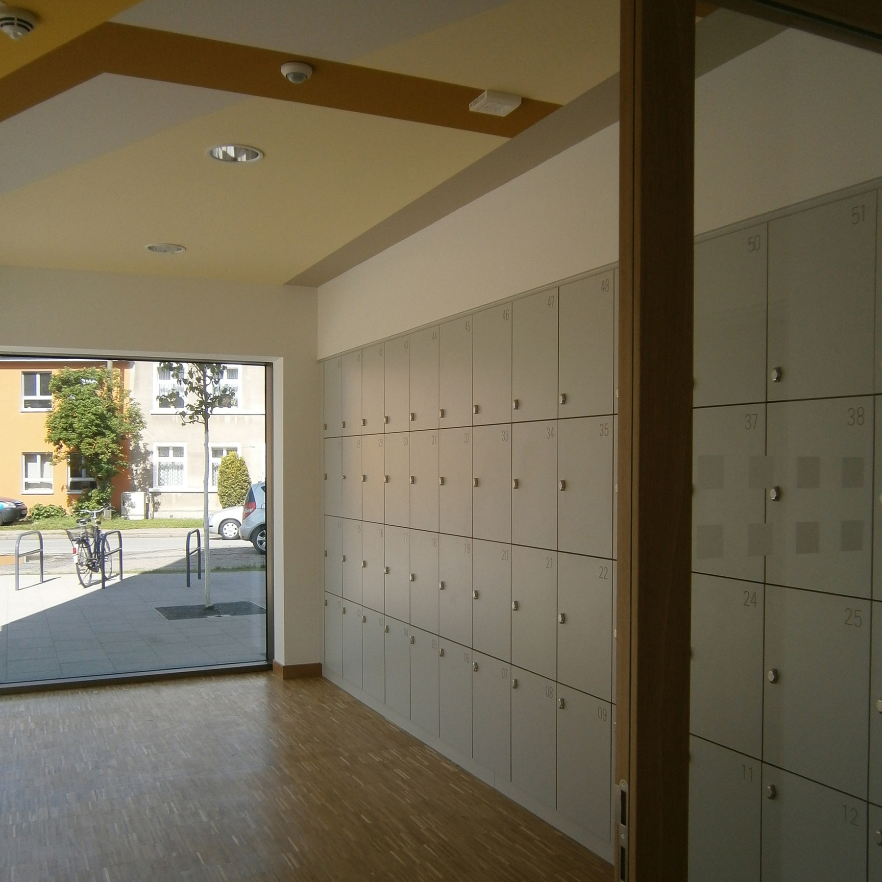 Garderobenraum im Erdgeschoss mit Schließfächern © 2015 Betrieb für Bau und Liegenschaften Mecklenburg-Vorpommern