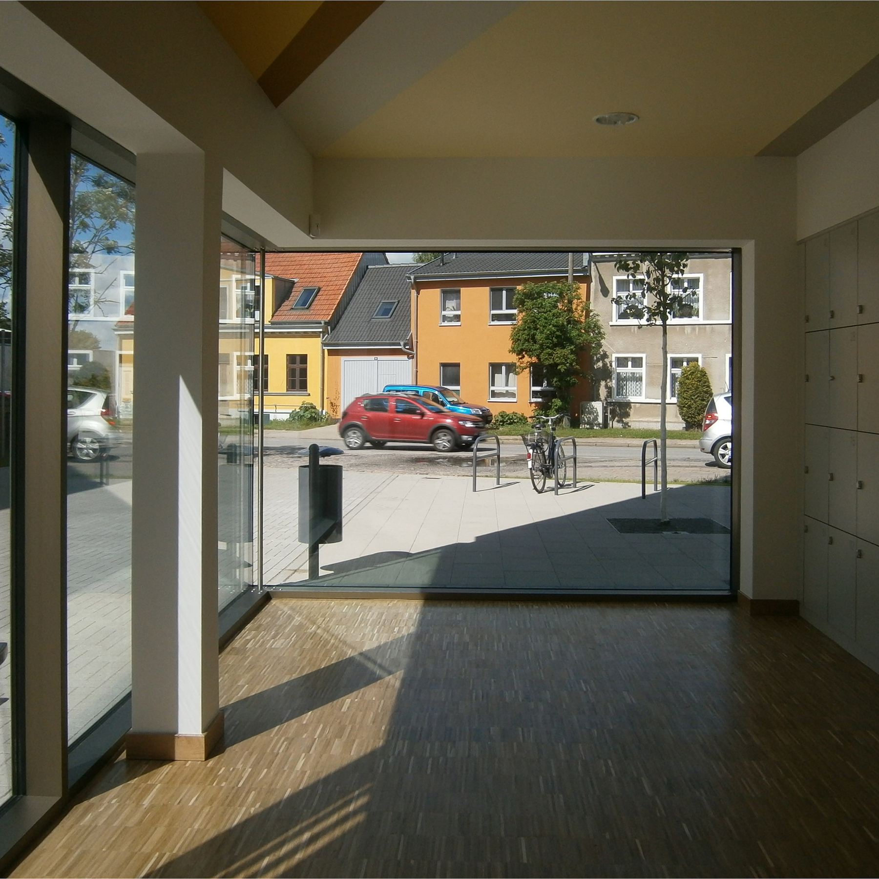 Garderoben-/Schließfachraum im Erdgeschoss mit großflächiger Verglasung © 2015 Betrieb für Bau und Liegenschaften Mecklenburg-Vorpommern