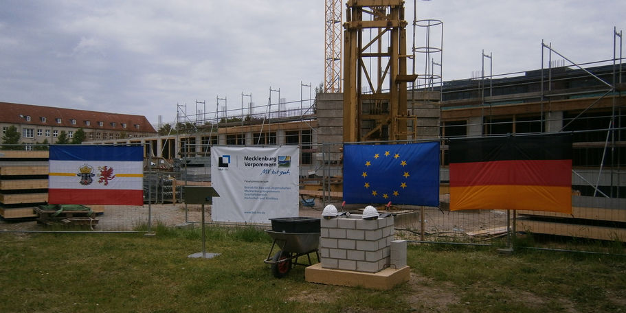 Die Baustelle ist geschmückt, die Utensilien für die feierliche Grundsteinlegung liegen bereit. © 2015 Betrieb für Bau und Liegenschaften Mecklenburg-Vorpommern