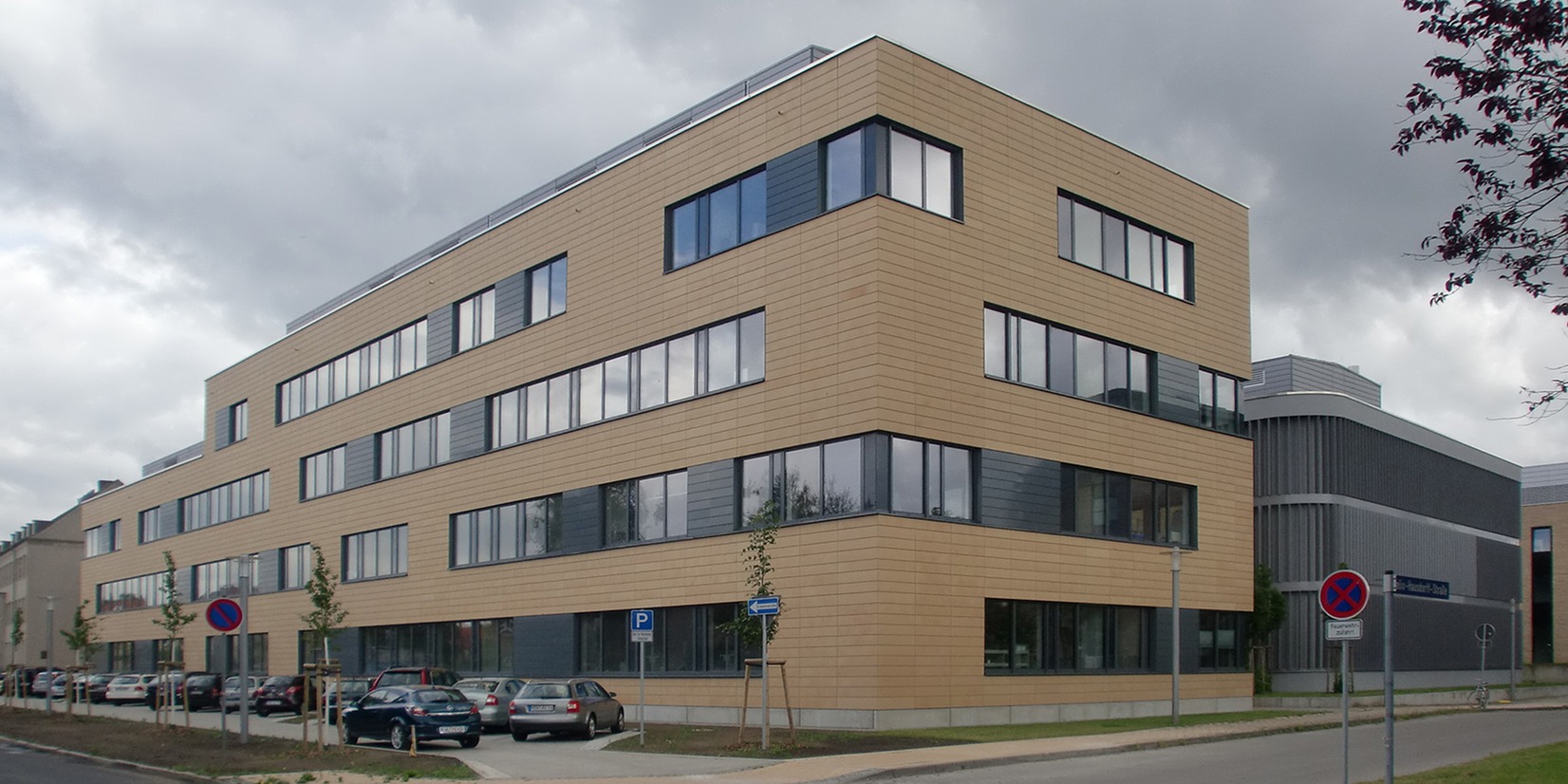 Der Neubau des Labor- und Praktikumsgebäudes als 2. Bauabschnitt - im Hintergrund rechts schließt direkt das Forschungszentrum C_DAT, der 1. Bauabschnitt an. © 2015 Betrieb für Bau und Liegenschaften Mecklenburg-Vorpommern