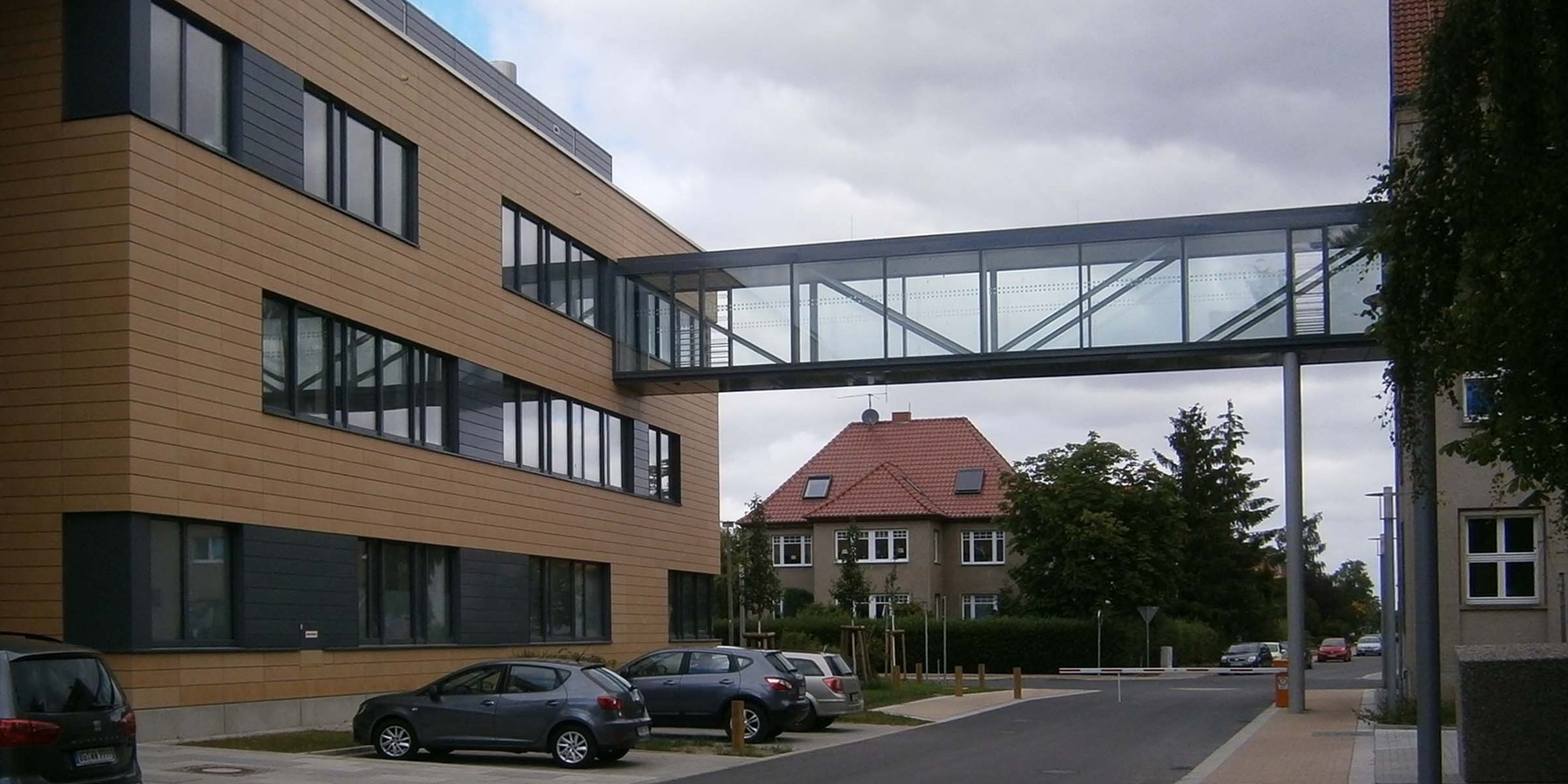 Der Neubau des LPG ist über einen Verbinder im 2. Obergeschoss mit den alten Institutsgebäuden in der Friedrich-Ludwig-Jahn-Straße verbunden. © 2015 Betrieb für Bau und Liegenschaften Mecklenburg-Vorpommern
