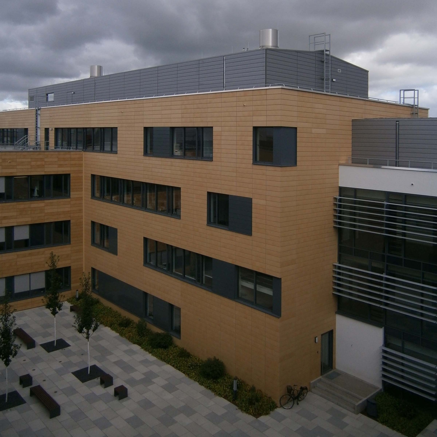 Bauteil D des Labor- und Praktikumsgebäudes mit Technikzentrale auf dem Dach © 2015 Betrieb für Bau und Liegenschaften Mecklenburg-Vorpommern