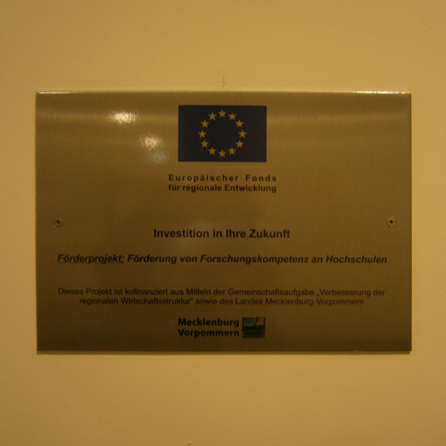 Eine Plakette im Erdgeschoss informiert über die besondere finanzielle Förderung der Baumaßnahme. © 2015 Betrieb für Bau und Liegenschaften Mecklenburg-Vorpommern