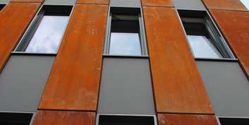 tiefrote Metallfassade und  vertikale Gliederung der Fenster als gestaltprägende Fassadenstruktur © 2015 Betrieb für Bau und Liegenschaften Mecklenburg-Vorpommern