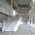 Die Treppe führt vom Foyer ins Obergeschoss zu Clubräumen  Sauna und dem Mannschaftsheim. © 2016 Betrieb für Bau und Liegenschaften Mecklenburg-Vorpommern
