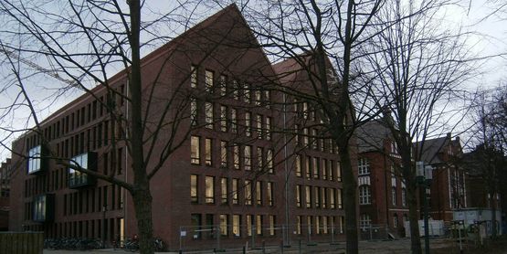 Der Bibliotheksneubau ist bereits vom Stadteingang aus nördlicher Richtung als Wissensspeicher erlebbar © 2016 Betrieb für Bau und Liegenschaften Mecklenburg-Vorpommern Der Bibliotheksneubau ist bereits vom Stadteingang aus nördlicher Richtung als Wissensspeicher erlebbar © 2016 Betrieb für Bau und Liegenschaften Mecklenburg-Vorpommern