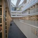 Innenraum der Bibliothek mit Luftraum in den Freihandbereichen © 2016 Betrieb für Bau und Liegenschaften Mecklenburg-Vorpommern