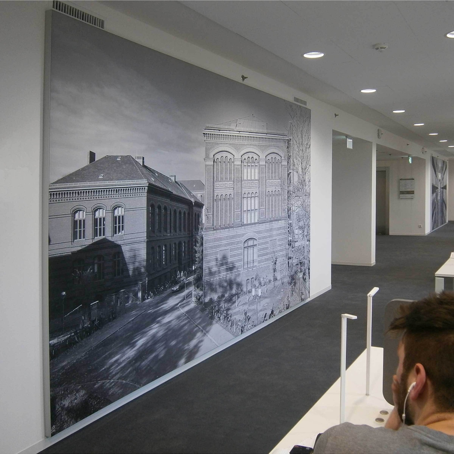großformatige Bilder historischer Greifswalder Universitätsbauten zieren die Wände in den Lesebereichen der Bibliothek © 2016 Betrieb für Bau und Liegenschaften Mecklenburg-Vorpommern