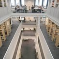 Blick von oben in den Luftraum der Bibliothek zwischen den Geschossebenen © 2016 Betrieb für Bau und Liegenschaften Mecklenburg-Vorpommern
