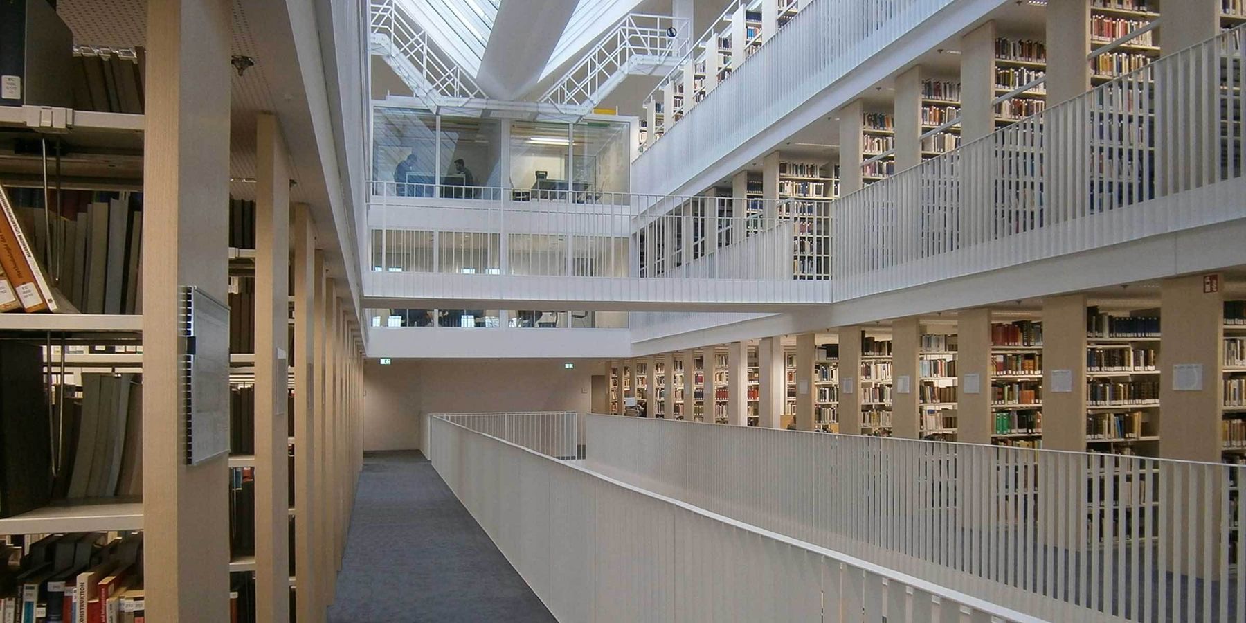 Lichtdurchflutet stellt sich die neue Bibliothek im Innenraum dar. © 2016 Betrieb für Bau und Liegenschaften Mecklenburg-Vorpommern