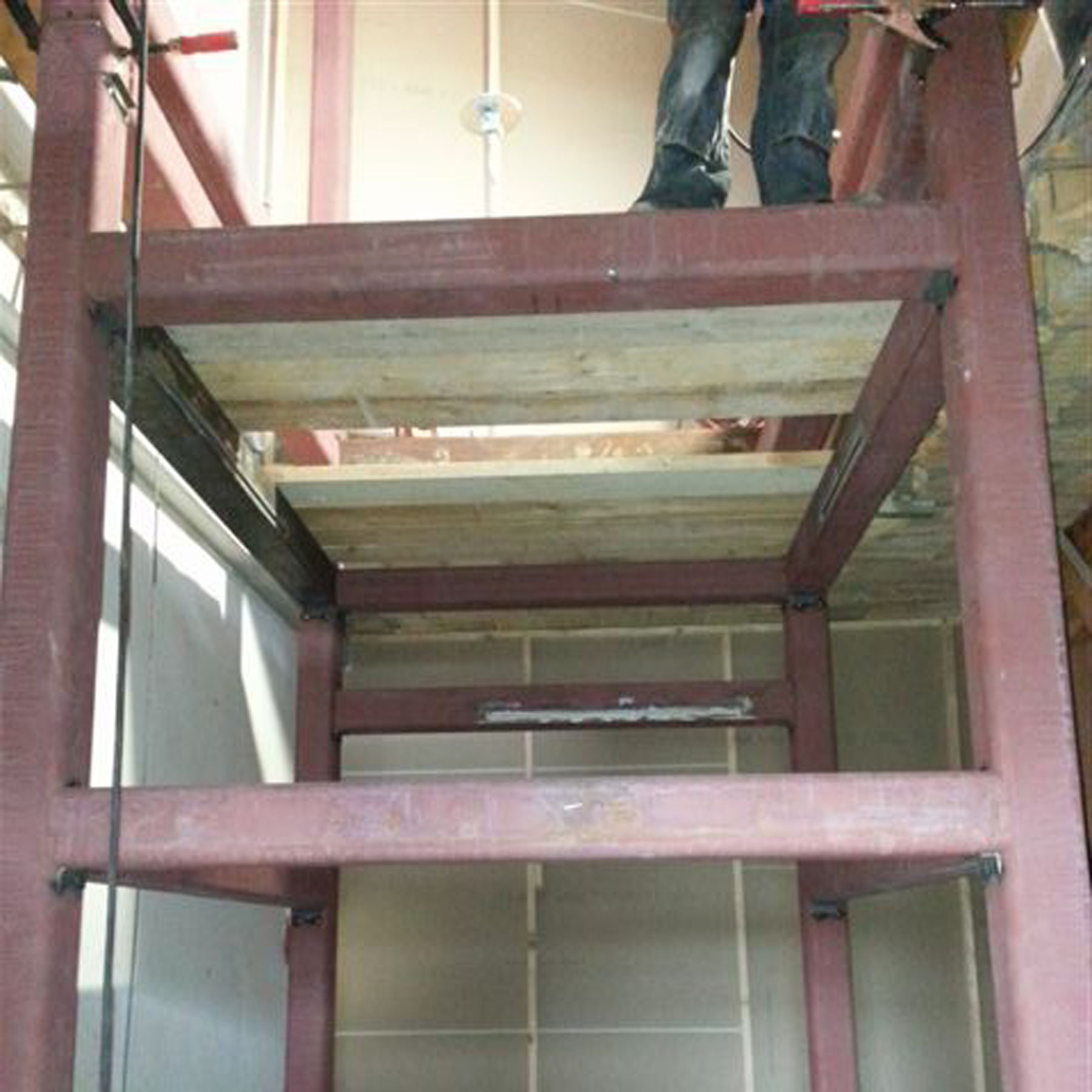 Die Aufzugsstahlkonstruktion wird montiert. © 2016 Betrieb für Bau und Liegenschaften Mecklenburg-Vorpommern