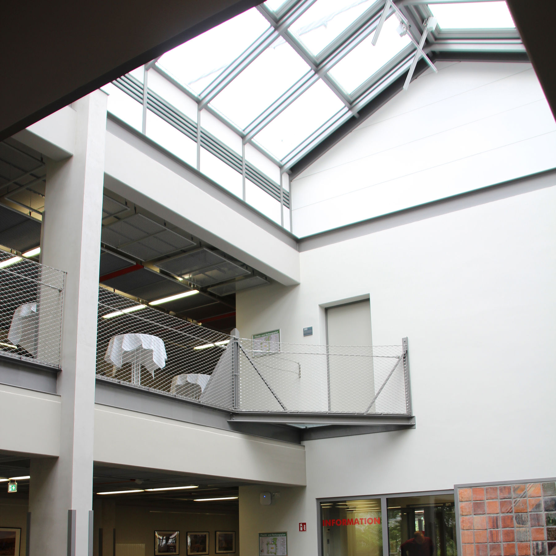 Foyer mit den in der Dachverglasung integrierten Rauchabzugsöffnungen. © 2016 Betrieb für Bau und Liegenschaften Mecklenburg-Vorpommern
