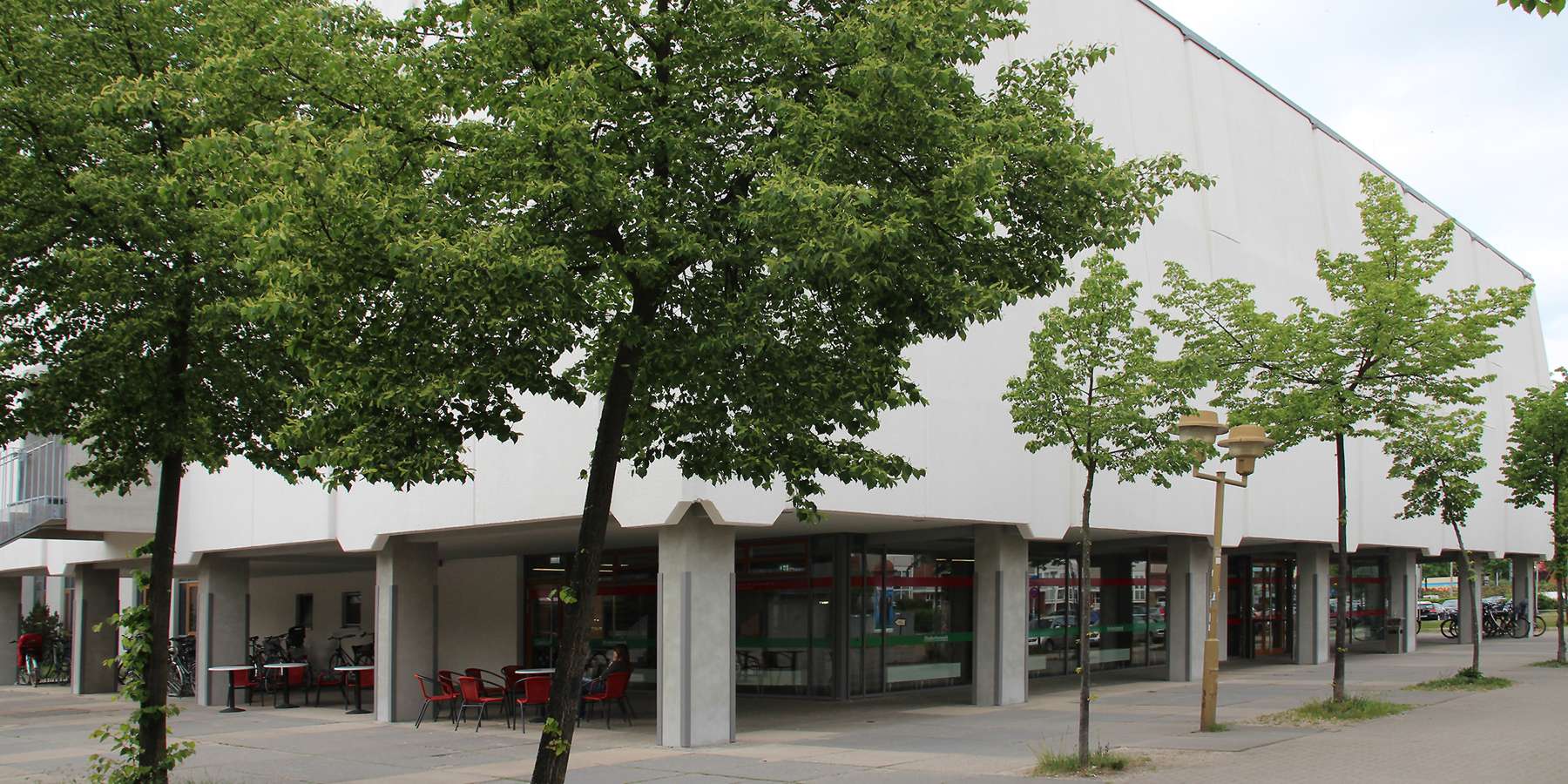 Blick auf die Cafeteria und den Haupteingang. © 2016 Betrieb für Bau und Liegenschaften Mecklenburg-Vorpommern